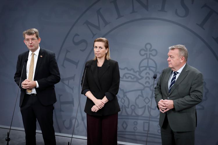 Tre topministre var mødt frem for at kommentere amerikanernes valg af Donald Trump som præsident: Foruden statsminister Mette Frederiksen (S) var det forsvarsminister Troels Lund Poulsen (V) (tv.) og udenrigsminister Lars Løkke Rasmussen (M).    Foto: Jens Dresling
