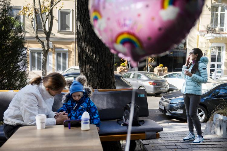 På gaden i Odesa møder vi Vilena (siddende), hendes barn Ilya samt hendes søster Natella Taganska. »Vi tror ikke, det her resultat er godt for Ukraine«, siger Natella Taganska Foto: Thomas Borberg