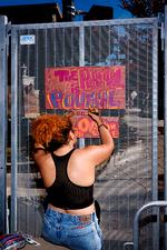 Tory Hernandez O’Reilly havde set frem til at få Kamala Harris som præsident, og nu er hun så skuffet, at hun ikke  har lyst til at snakke. I stedet må folk læse hendes skilt på hegnet om det, der står tilbage der, hvor der skulle have været en valgfest.  Foto: Jacob Ehrbahn