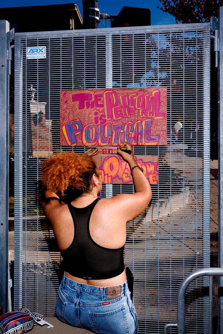 Tory Hernandez O’Reilly havde set frem til at få Kamala Harris som præsident, og nu er hun så skuffet, at hun ikke  har lyst til at snakke. I stedet må folk læse hendes skilt på hegnet om det, der står tilbage der, hvor der skulle have været en valgfest.  Foto: Jacob Ehrbahn