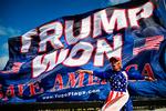 Nogle af Trumps tilhængere fejrer hans valgsejr nær hans Mar-a-Lago-resort i Palm Beach, Florida. Mange af støtterne  tager ikke Trumps udsang om, hvad han har tænkt sig at gøre, seriøst, men det burde de, siger professoren fra Franklin &amp; Marshall College.  Foto: Chandan Khanna/Ritzau Scanpix