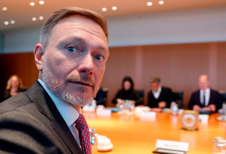 Christian Lindner tager plads under dagens regeringsmøde.  Foto: Odd Andersen/Ritzau Scanpix