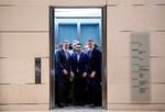 Finansminister og leder af det liberale FPD, Christian Lindner, i elevator med partifæller på vej imod bekræftelsen af sin afgang og et personangreb på Olaf Scholz tirsdag aften. Næste formiddag meddelte trafikminister Volker Wissing, at han udtræder af partiet for at bevare sin post i regeringens sidste tid. Foto: John Macdougall/Ritzau Scanpix