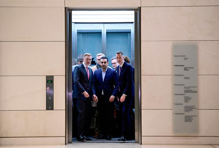 Finansminister og leder af det liberale FPD, Christian Lindner, i elevator med partifæller på vej imod bekræftelsen af sin afgang og et personangreb på Olaf Scholz tirsdag aften. Næste formiddag meddelte trafikminister Volker Wissing, at han udtræder af partiet for at bevare sin post i regeringens sidste tid. Foto: John Macdougall/Ritzau Scanpix