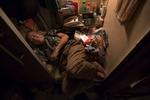 80-årige Cheung Chi-fong sover i sin mikroskopiske ’hulebolig’, hvor han ikke engang kan strække benene ud. Foto fra marts 2017. Foto: Kin Cheung/Ritzau Scanpix