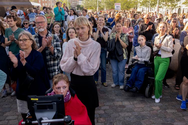 Personer med handikap, deres pårørende og støtter demonstrerede i maj på Christiansborg Slotsplads. Det var en protest mod magt, tvang og politiske besparelser på handikapområdet. I oktober fik de opbakning i deres kritik fra FN's handikapkomité.   Arkivfoto:  Mads Nissen