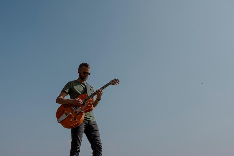 Anders Mouridsen har, siden han var ganske lille, haft et helt særligt øre for musik. Det lever han af i dag.   Foto: Christian Falck Wolff