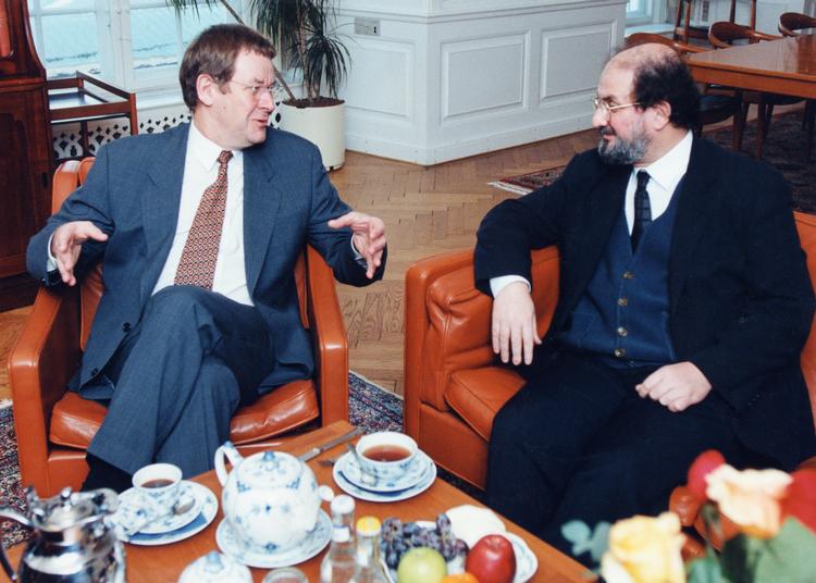 Poul Nyrup Rasmussen gav forfatteren til ’De sataniske vers’ en uforbeholden undskyldning for det aflyste besøg, men på de indre linjer var statsministeren godt træt af den selvbevidste Rushdie.  Foto: Jens Dresling