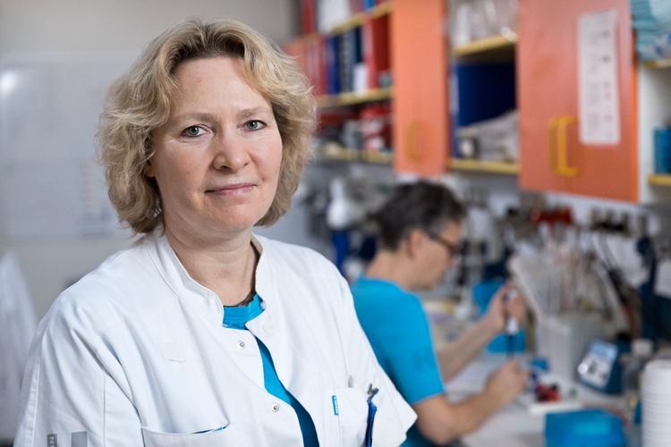 Når Inge Marie Svane har sat sig noget for, arbejder hun med egne ord lige så målrettet som et æsel. Men professoren, der nu fylder 60, kan godt lægge arbejdet fra sig. Bl.a. når hun spiller tværfløjte i et symfoniorkester for seriøse amatører.  Foto: Tomas Bertelsen / Kræftens Bekæmpelse