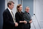 Statsminister Mette Frederiksen (S), forsvarsminister Troels Lund Poulsen (V) og udenrigsminister Lars Løkke Rasmussen (M) havde en nærmest påtaget let tone, da de i går forholdt sig til genvalget af Donald Trump. Bag smilene er der dog også bekymringer. Foto: Jens Dresling