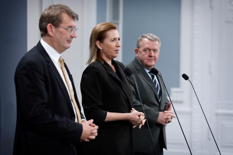 Statsminister Mette Frederiksen (S), forsvarsminister Troels Lund Poulsen (V) og udenrigsminister Lars Løkke Rasmussen (M) havde en nærmest påtaget let tone, da de i går forholdt sig til genvalget af Donald Trump. Bag smilene er der dog også bekymringer. Foto: Jens Dresling