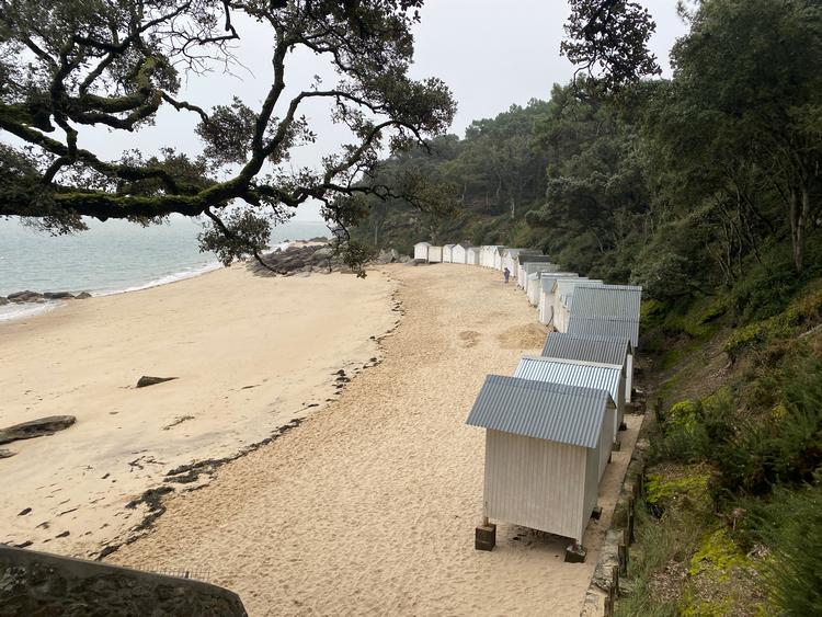 En lang række små hvide og skæve hytter står placeret med udsigt over havet. De blev historisk set brugt af kvinder, der værnede om deres blufærdighed, når der skulle skiftes til badetøj. Foto: Josephine Quiñones. 