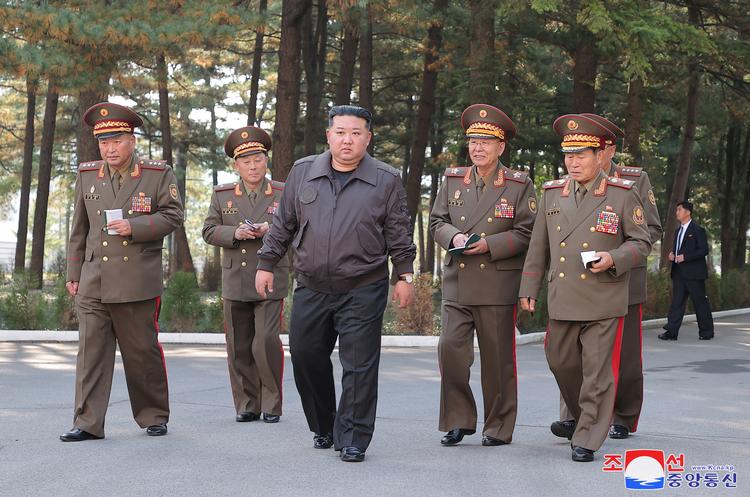 Kim Jong-un, Nordkoreas leder, inspicerer det 2. militærkorps den 17. oktober. Ifølge vestlige efterretninger har han sendt op mod 10.000 soldater til Rusland for at kæmpe mod Ukraine. Foto: Kcna/Ritzau Scanpix