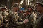 Billedet viser nyrekrutterede ukrainske soldater, der har færdiggjort deres træning på en militærbase nær Kyiv. Ukraine mangler soldater, og af den grund sænkede Ukraine tidligere i år aldersgrænsen for at blive indkaldt til militæret fra 27 til 25 år. Foto: Efrem Lukatsky/Ritzau Scanpix