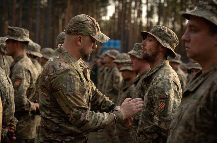 Billedet viser nyrekrutterede ukrainske soldater, der har færdiggjort deres træning på en militærbase nær Kyiv. Ukraine mangler soldater, og af den grund sænkede Ukraine tidligere i år aldersgrænsen for at blive indkaldt til militæret fra 27 til 25 år. Foto: Efrem Lukatsky/Ritzau Scanpix
