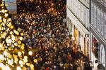 Sidste år deltog omkring 1.500 mennesker til fakkeloptog foran synagogen i Krystalgade i København i forbindelsen med markeringen af Krystalnatten.  Foto: Benjamin Krog