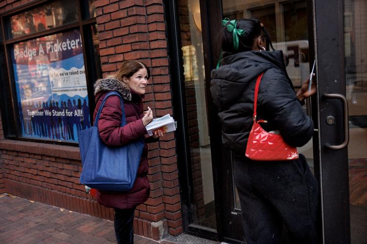 Valg i USA, 2024.

Organisasionen 40 Days For Life står hver dag udenfor abortklinikken Planed Parenthood I down town Pittsburgh.
Frivillige skiftes til at tage to timers vagter foran klinikken, hvor de deler brochurer ud. Foto: Jacob Ehrbahn