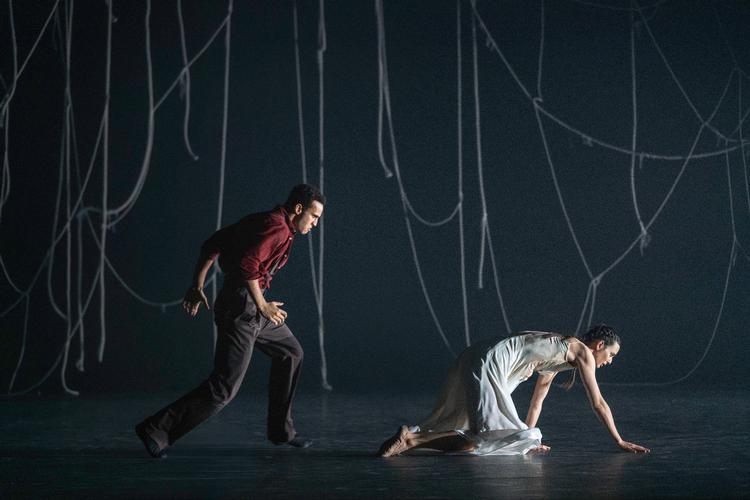 Det er rå og brutal voldtægt, når Ryan Tomashs forfører kaster sig over Stephanie Chen Gundorphs brud. Musikken holder inde, ligesom salen holder vejret.  Foto: Camilla Winther