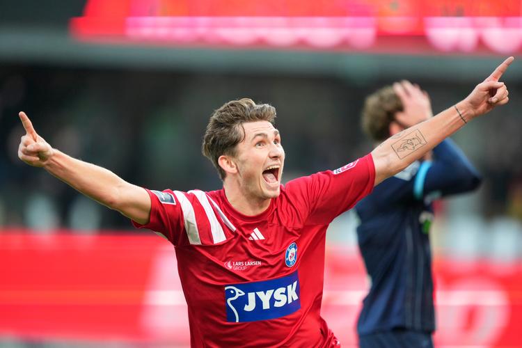 Mads Freundlich jubler over sit mål for Silkeborg i 1-0-sejren hjemme over Randers. Foto: Claus Fisker/Ritzau Scanpix