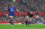 Victor Kristiansen (tv.) blev noteret for et selvmål, da Manchester United-anfører Bruno Fernandes' hovedstød ramte den danske Leicester-spiller på låret på vej ind i mål. Foto: Lee Smith/Ritzau Scanpix
