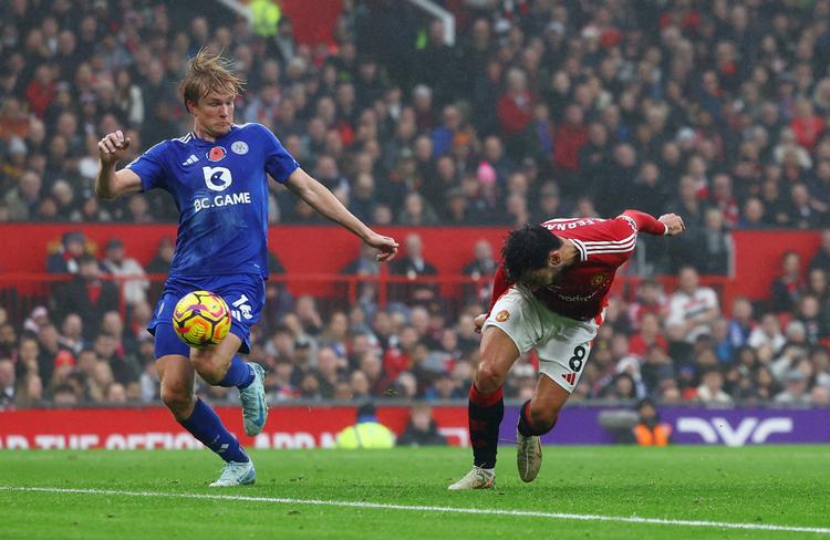 Victor Kristiansen (tv.) blev noteret for et selvmål, da Manchester United-anfører Bruno Fernandes' hovedstød ramte den danske Leicester-spiller på låret på vej ind i mål. Foto: Lee Smith/Ritzau Scanpix