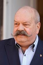 Et gevaldigt cykelstyrs-overskæg har i mange år været Flemming Krølls særlige signatur. Nu fylder  han 70. Foto: Henning Hjorth