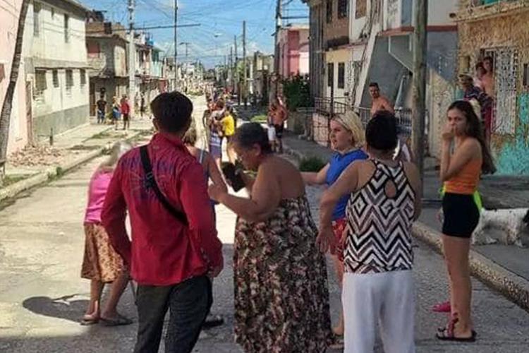 Lokale samledes ude på gaden i Santiago i Cuba, efter at byen blev ramt af kraftige jordskælv. Foto: Handout/Ritzau Scanpix