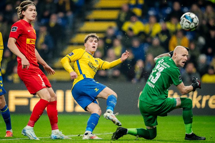 Havde dommeren fløjtet, inden Brøndbys Mathias Kvistgaarden scorede til 1-0 mod FC Nordsjælland? Det spørgsmål vil blive diskuteret længe, men målet fik lov at stå efter et langt VAR-tjek. Foto: Mads Claus Rasmussen/Ritzau Scanpix