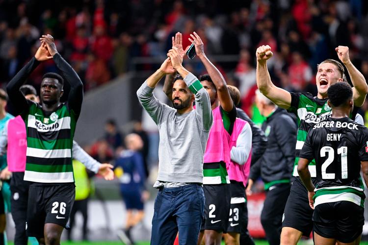  Sporting CP's træner Ruben Amorim sagde søndag aften farvel med en sejr. Han drager nu til Premier League og Manchester United. Sportings nye træner hedder Joao Pereira, der er tidlige spiller og har stået i spidsen for klubbens andethold.  Foto: Miguel Riopa/Ritzau Scanpix