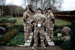 Konstabel Rune Westy Nielsen var en af de danskere, der blev dræbt som soldat i Afghanistan. Hans kollegaer begravede ham ved Ubberup Valgmenighedskirke ved Kalundborg 27. november 2009.  15 år efter skændes politikerne om erfaringsopsamlingen fra krigen. Arkivfoto:  Miriam Dalsgaard