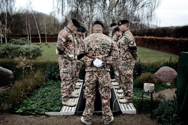 Konstabel Rune Westy Nielsen var en af de danskere, der blev dræbt som soldat i Afghanistan. Hans kollegaer begravede ham ved Ubberup Valgmenighedskirke ved Kalundborg 27. november 2009.  15 år efter skændes politikerne om erfaringsopsamlingen fra krigen. Arkivfoto:  Miriam Dalsgaard