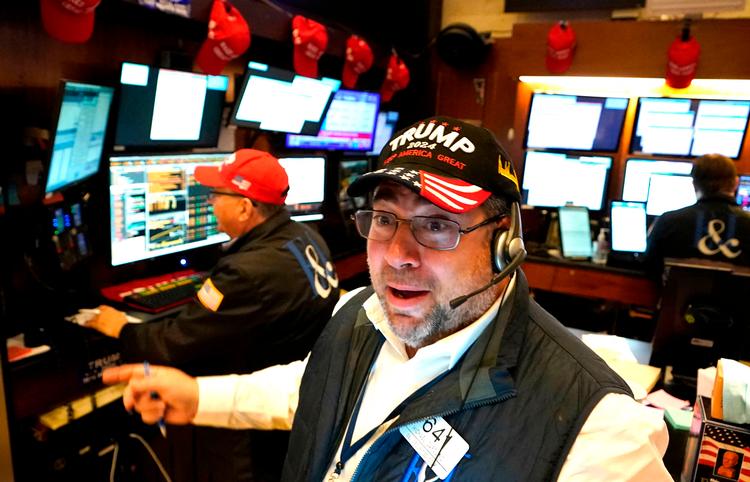 Aktierne steg generelt, da det stod klart, at Donald Trump bliver USA’s næste præsident. Børshandleren Michael Capolino virkede ganske tilfreds, men andre er bekymrede. Foto: Timothy A. Clary/Ritzau Scanpix