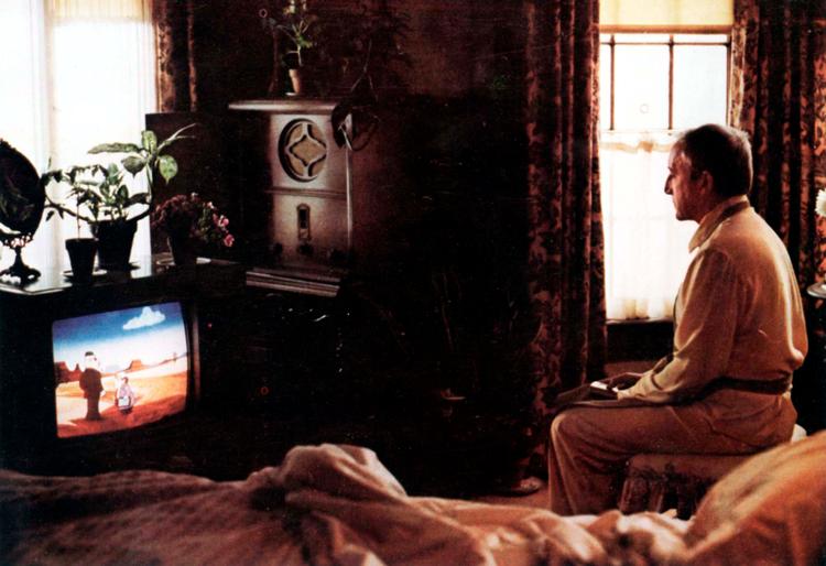 Den engelske skuespiller og komiker Peter Sellers spiller rollen som gartneren Mr. Chance, der hele sit liv har levet en beskyttet tilværelse. Men en dag tvinges han ud i verden. Foto: lorimar/Ronald Grant Archive/Ritzau Scanpix