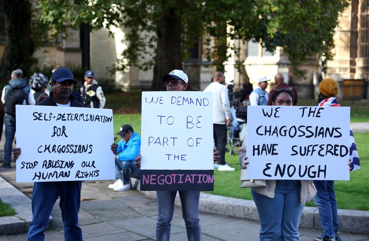 Chagossianere demonstrerede i begyndelsen af oktober ud for parlamentet i London mod aftalen med Mauritius. Foto: Toby Melville/Ritzau Scanpix
