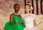 De to hovedroller i filmen 'Wicked' spilles af Cynthia Erivo (tv.) og Ariana Grande. Her er de fotograferet ved en premiere i Los Angeles, Californien.
 Foto: Mario Anzuoni/Ritzau Scanpix