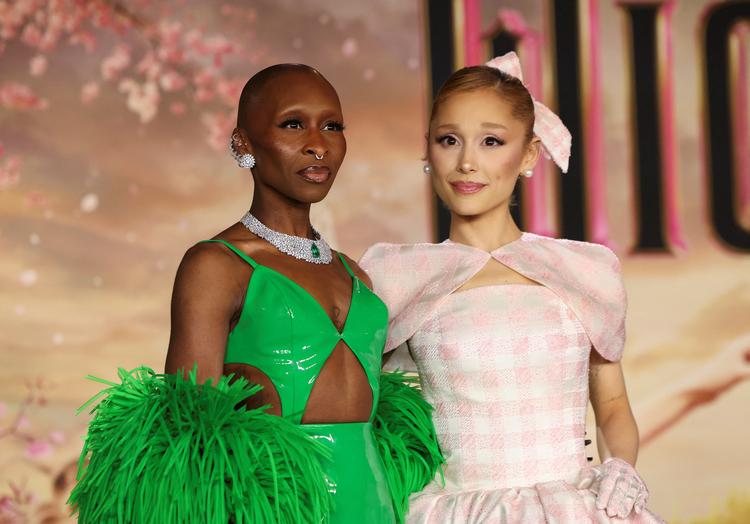 De to hovedroller i filmen 'Wicked' spilles af Cynthia Erivo (tv.) og Ariana Grande. Her er de fotograferet ved en premiere i Los Angeles, Californien.
 Foto: Mario Anzuoni/Ritzau Scanpix