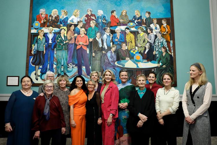 Nogle af de portrætterede kvinder var selv til stede, da Mie Mørkebergs portræt af 30 kvinder med betydning for dansk politik blev afsløret på Christiansborg. Her er det Ruth Heilmann, Marianne Jelved, Mimi Jakobsen, Mariann Fischer Boel, Özlem Cekic, Connie Hedegaard, Lene Espersen, Helle Thorning-Schmidt, Margrethe Vestager, Birthe Weiss, Pia Olsen Dyhr og Johanne Schmidt-Nielsen.   Foto: Jens Dresling