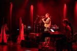 Shabaka Hutchings er en af vor tids mest toneangivende saxofonister, men nu har han besluttet at droppe tenoren. Musikken flyder dog stadig ud af manden, og tirsdag aften besøgte han København med sit nye arsenal af fløjter i rygsækken. Foto: Signe Lægsgaard