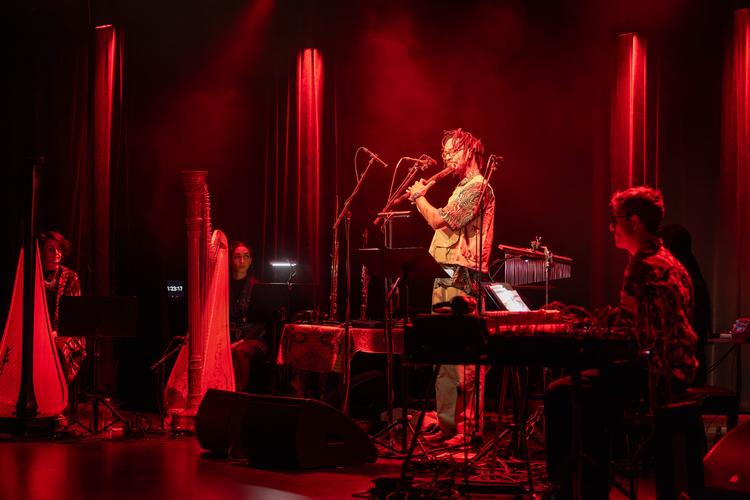 Shabaka Hutchings er en af vor tids mest toneangivende saxofonister, men nu har han besluttet at droppe tenoren. Musikken flyder dog stadig ud af manden, og tirsdag aften besøgte han København med sit nye arsenal af fløjter i rygsækken. Foto: Signe Lægsgaard