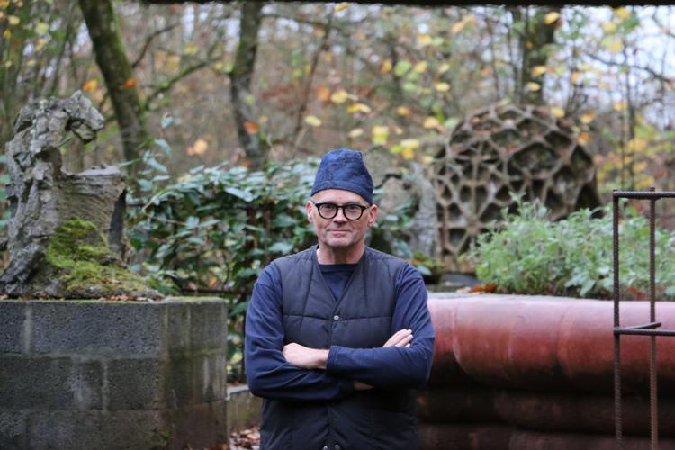Kunstner og statskundskaber, Søren Taaning har fra 2024 taget direktørkasketten på, når han står i spidsen for kunstskoven Deep Forest Artland og et udviklingsprojekt til 60 millioner kroner.  Nu fylder han 60. 