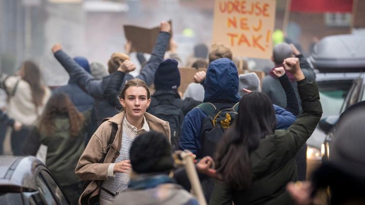 Thomas Vinterbergs klimadrama ‘Familier som vores’ er en af årets helt store tv-satsninger. Nu kan det snart blive endnu mere lukrativt at producere serier i Danmark – men tv-udbyderne frygter konsekvenser af ny afgift. Foto: Per Arnesen