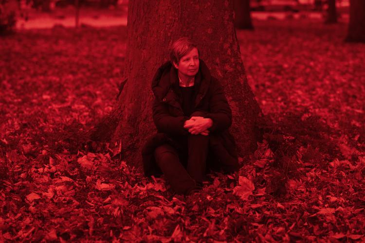 Jenny Erpenbeck havde ikke forestillet sig, at hun skulle skrive en kærlighedshistorie. »Det har altid været mig imod. Jeg tænkte, at jeg ville vil føle, at jeg blev udstillet helt nøgen på et torv, hvis jeg skrev sådan noget«, siger hun. Foto: Cecilie Rolvung