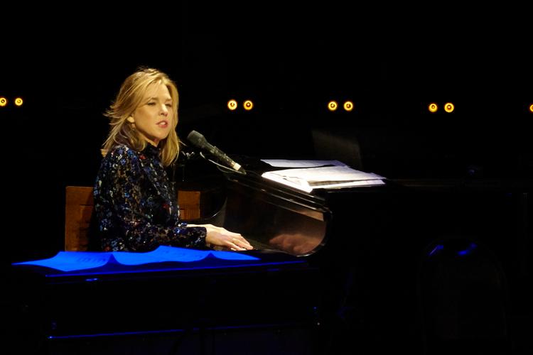 Diana Krall er her i 2018 med til at fejre Joni Mitchells 75 års fødselsdag i Los Angeles. Nu fylder hun selv 60. Foto: imagespace/Ritzau Scanpix