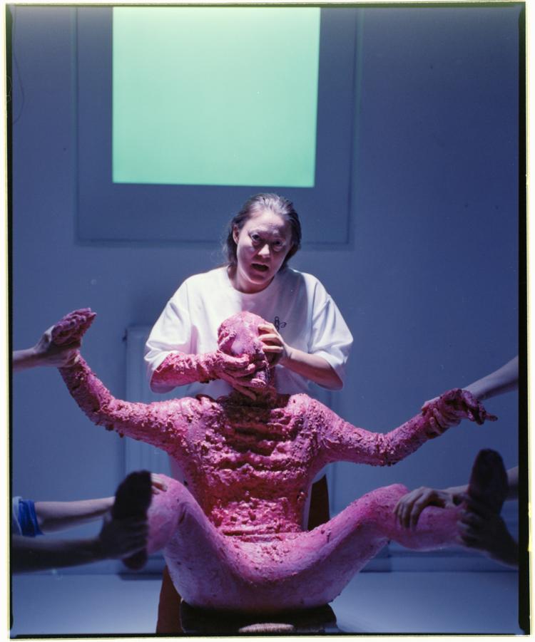 Kroppens ’natur’ og fertilitetslægens teknologi er ét fedt i 'No more babies'. Her ses Katrine Leth (forrest) som foster og Maria Carmen Lindegaard som lægemor.  Foto: Rumle Skafte