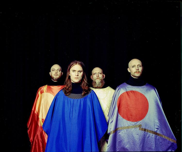 Bisse og Svin stiller op som profeter og apostle. Det er Bisse i den blå messehagel, nr. 2 fra venstre. Foto: Søren Lyngaard Andersen