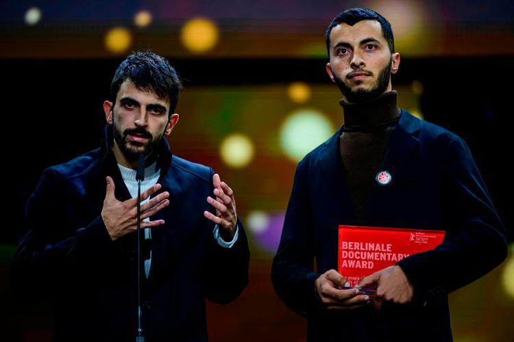 Israelske Yuval Abraham (th.) og palæstinensiske Basel Adra takker for den store pris på Berlinalen, som straks blev vendt til kritik af deres såkaldte antisemitisme. Foto: John Macdougall/Ritzau Scanpix