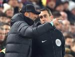 Liverpools tidligere manager, Jürgen Klopp (tv.), brokker sig til David Coote i en kamp imellem Liverpool pg Burnely, hvor Coote var fjerdedommer. Efterfølgende har en video offentliggjort af avisen The Sun afsløret Coote i at tale nedsættende om Klopp. Desuden har en video af Coote, der sniffer et uidentificeret hvidt pulver, ført til en undersøgelse af den nu suspenderede dommer. Foto: Carl Recine/Ritzau Scanpix