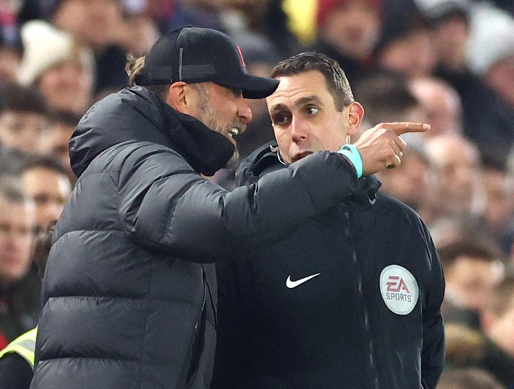 Liverpools tidligere manager, Jürgen Klopp (tv.), brokker sig til David Coote i en kamp imellem Liverpool pg Burnely, hvor Coote var fjerdedommer. Efterfølgende har en video offentliggjort af avisen The Sun afsløret Coote i at tale nedsættende om Klopp. Desuden har en video af Coote, der sniffer et uidentificeret hvidt pulver, ført til en undersøgelse af den nu suspenderede dommer. Foto: Carl Recine/Ritzau Scanpix