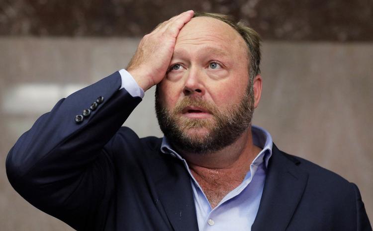 Alex Jones er blevet dømt til at skulle betale milliarder til ofrene for skoleskyderiet i Sandy Hook, efter at han har påstået, at skyderiet, der kostede 20 børn livet, var iscenesat. Foto: Jim Bourg/Ritzau Scanpix
