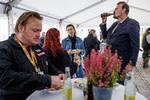 Statsminister Mette Frederiksen (S) inviterede 30 hjemløse på besøg på Marienborg før Folketingets åbning. Halvanden måned senere har et bredt flertal i Folketinget afsat 850 millioner til socialområdet for blandt andet at give hjemløse bedre hjælp. Foto: Jacob Ehrbahn